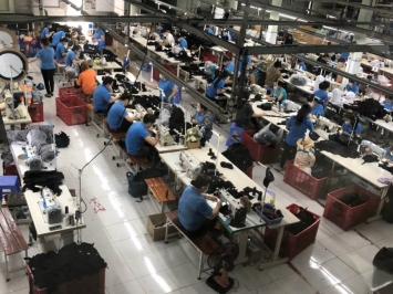 This is a factory specializing in the production of hats and uniforms for large export orders, please come to Phuong Chau.
